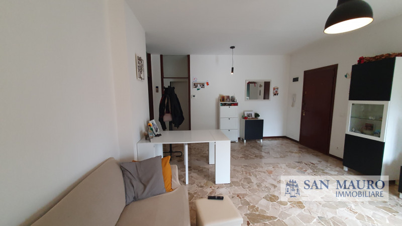 VICENZA: Interno Corso Padova: Ampio appartamento parzialmente arredato con due camere, un bagno,...