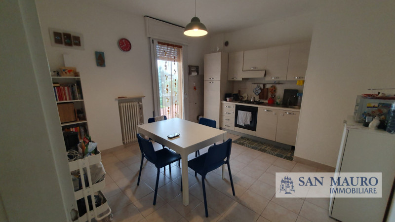 VICENZA: Interno Corso Padova: Ampio appartamento parzialmente arredato con due camere, un bagno,...