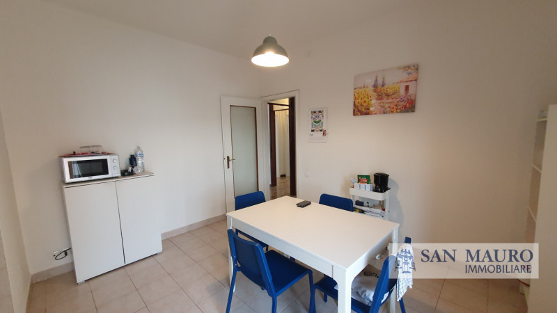 VICENZA: Interno Corso Padova: Ampio appartamento parzialmente arredato con due camere, un bagno,...