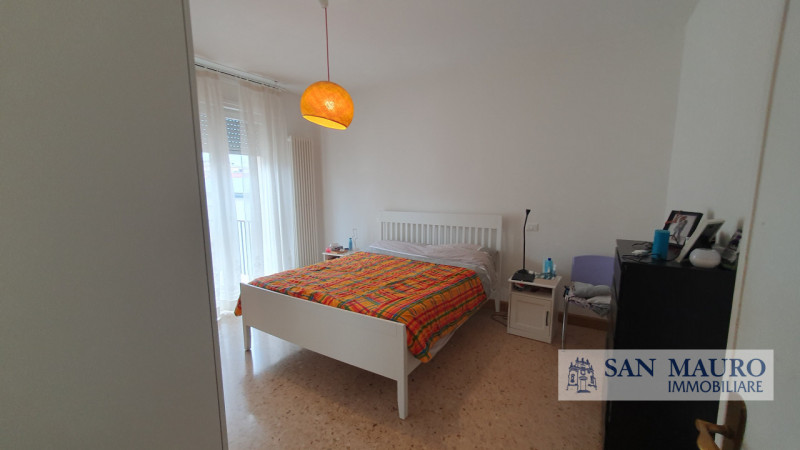 VICENZA: Interno Corso Padova: Ampio appartamento parzialmente arredato con due camere, un bagno,...