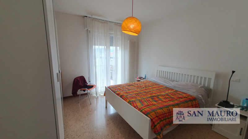 VICENZA: Interno Corso Padova: Ampio appartamento parzialmente arredato con due camere, un bagno,...