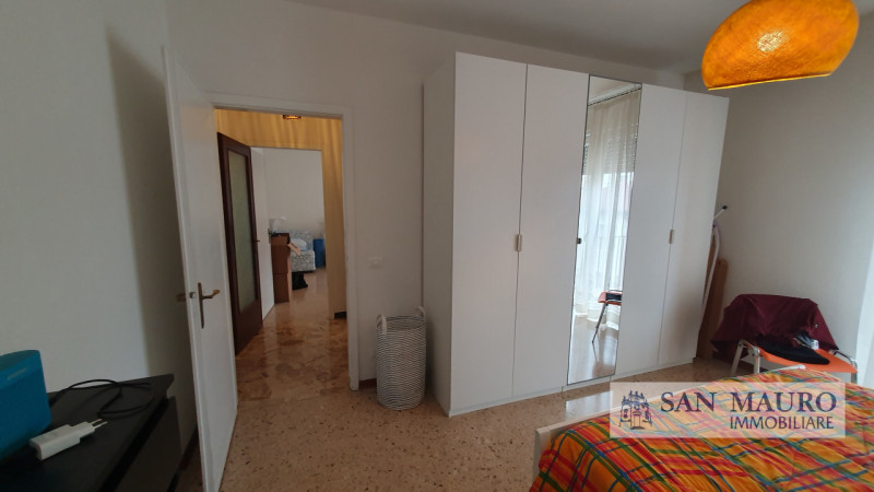 VICENZA: Interno Corso Padova: Ampio appartamento parzialmente arredato con due camere, un bagno,...