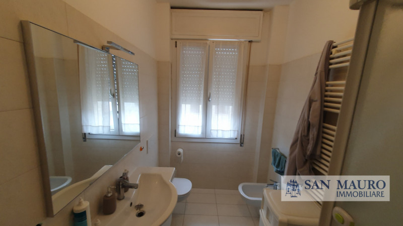 VICENZA: Interno Corso Padova: Ampio appartamento parzialmente arredato con due camere, un bagno,...