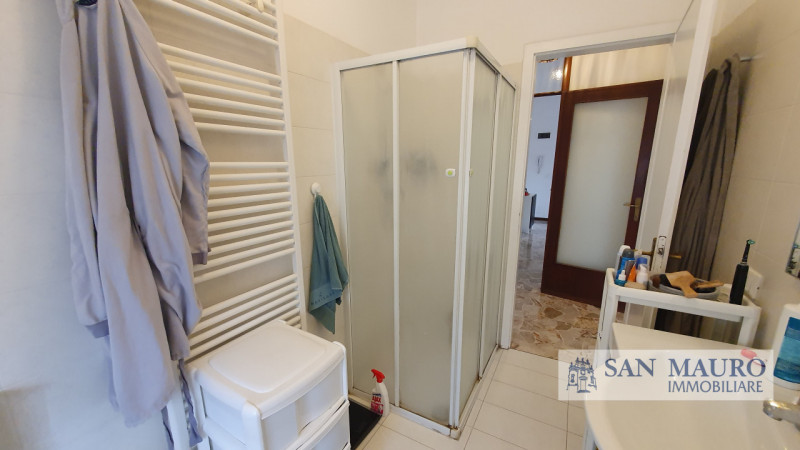 VICENZA: Interno Corso Padova: Ampio appartamento parzialmente arredato con due camere, un bagno,...