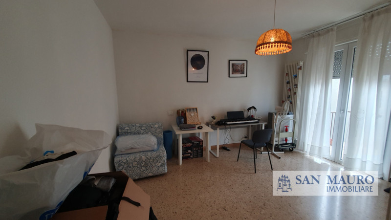 VICENZA: Interno Corso Padova: Ampio appartamento parzialmente arredato con due camere, un bagno,...