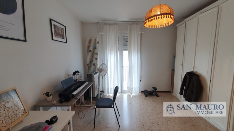 VICENZA: Interno Corso Padova: Ampio appartamento parzialmente arredato con due camere, un bagno,...