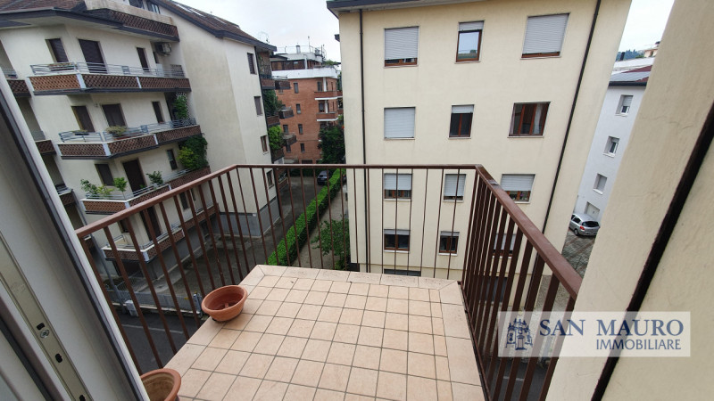 VICENZA: Interno Corso Padova: Ampio appartamento parzialmente arredato con due camere, un bagno,...