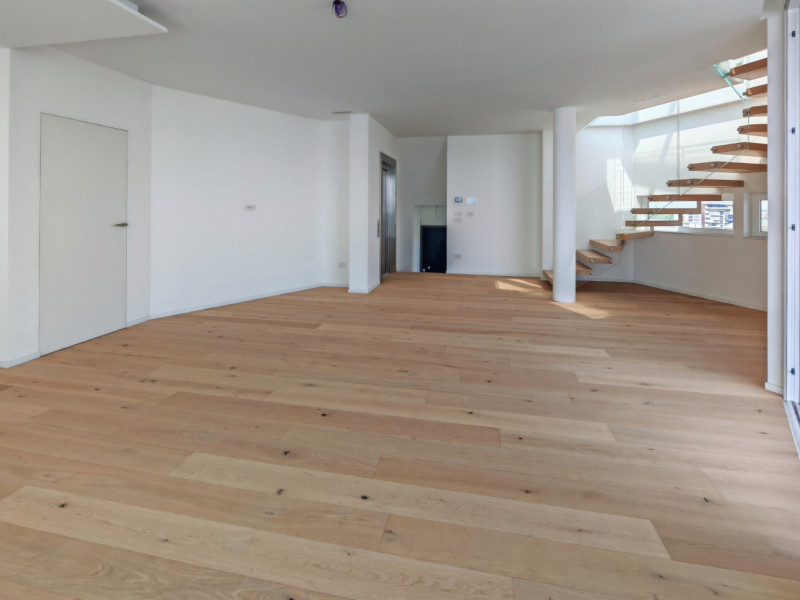 JESOLO: Scopri questo straordinario attico in vendita: Jesolo Lido, The Skyline Penthouse.

Inser...
