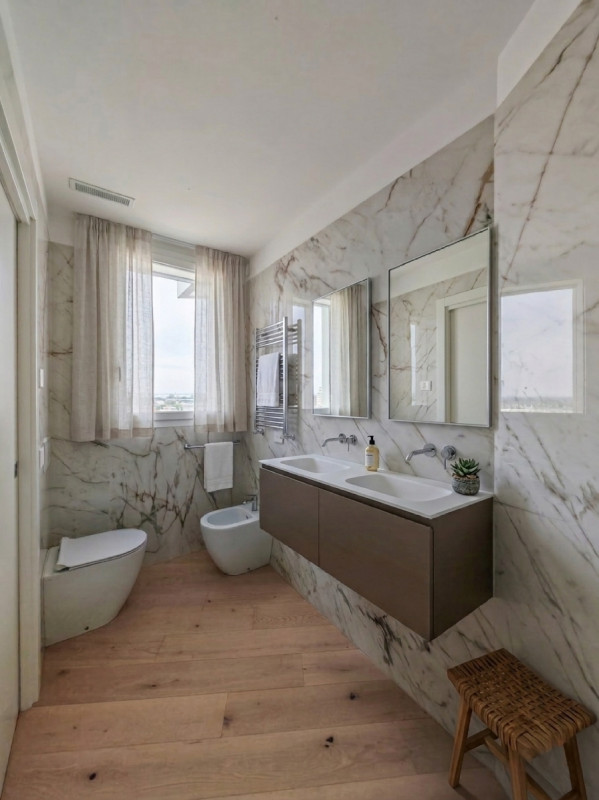 JESOLO: Scopri questo straordinario attico in vendita: Jesolo Lido, The Skyline Penthouse.

Inser...
