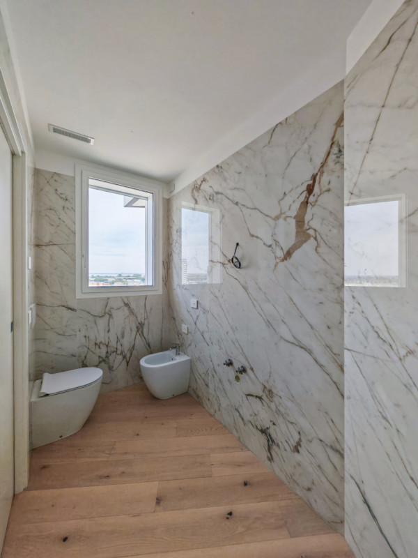JESOLO: Scopri questo straordinario attico in vendita: Jesolo Lido, The Skyline Penthouse.

Inser...