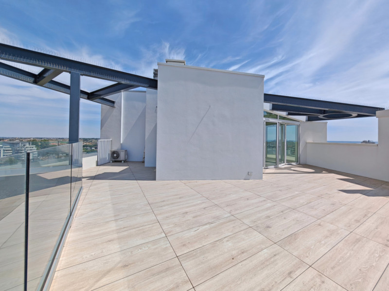 JESOLO: Scopri questo straordinario attico in vendita: Jesolo Lido, The Skyline Penthouse.

Inser...