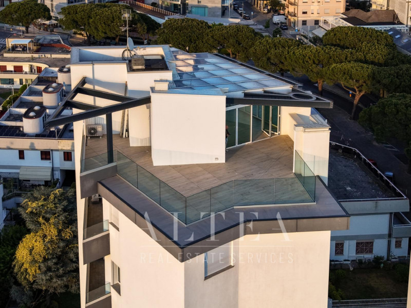 JESOLO: Scopri questo straordinario attico in vendita: Jesolo Lido, The Skyline Penthouse.

Inser...