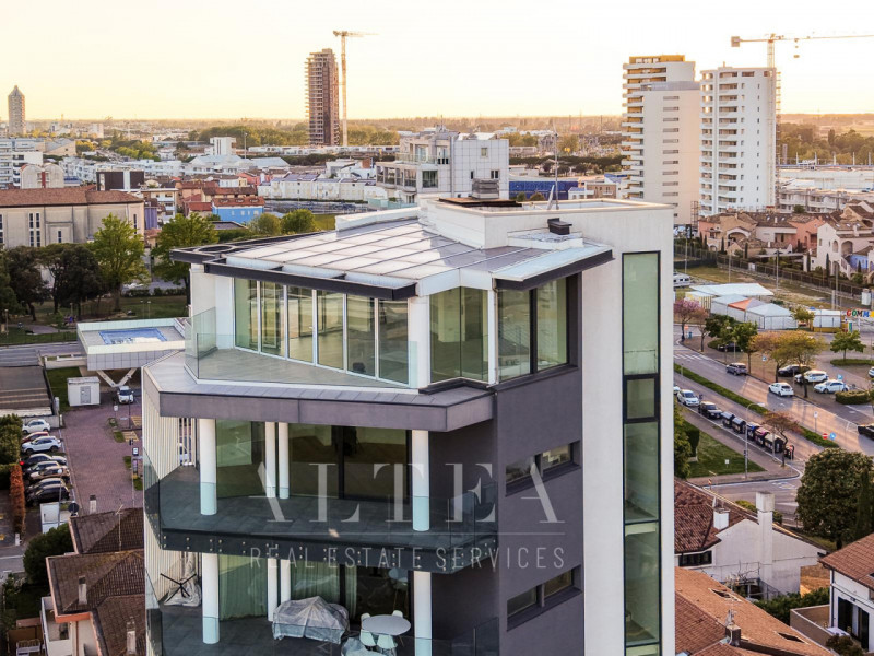 JESOLO: Scopri questo straordinario attico in vendita: Jesolo Lido, The Skyline Penthouse.

Inser...