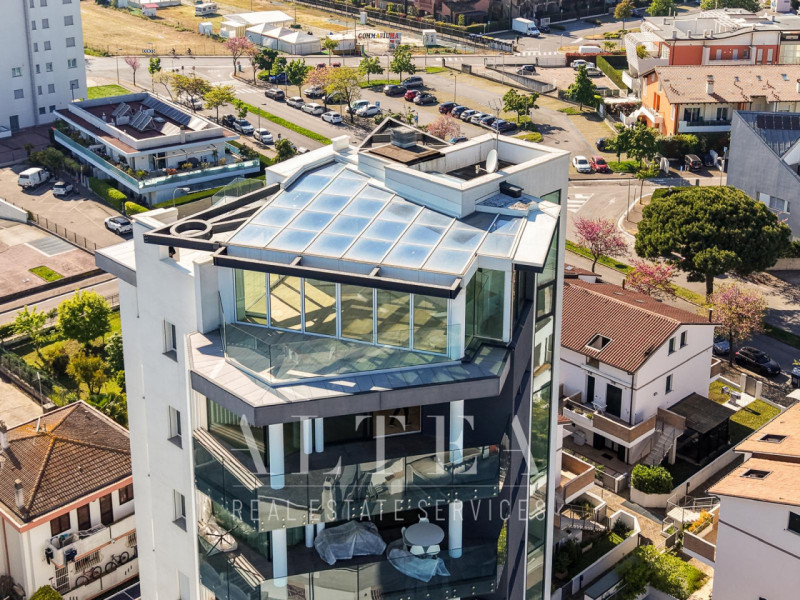 JESOLO: Scopri questo straordinario attico in vendita: Jesolo Lido, The Skyline Penthouse.

Inser...