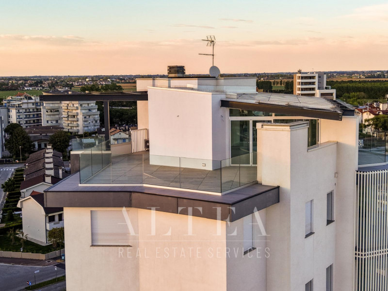 JESOLO: Scopri questo straordinario attico in vendita: Jesolo Lido, The Skyline Penthouse.

Inser...