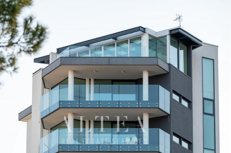 JESOLO: Scopri questo straordinario attico in vendita: Jesolo Lido, The Skyline Penthouse.

Inser...
