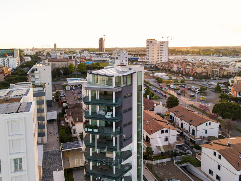 JESOLO: Scopri questo straordinario attico in vendita: Jesolo Lido, The Skyline Penthouse.

Inser...