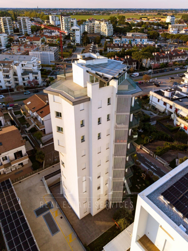 JESOLO: Scopri questo straordinario attico in vendita: Jesolo Lido, The Skyline Penthouse.

Inser...