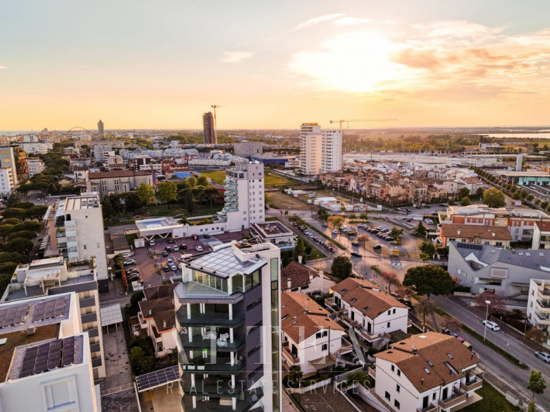 JESOLO: Scopri questo straordinario attico in vendita: Jesolo Lido, The Skyline Penthouse.

Inser...