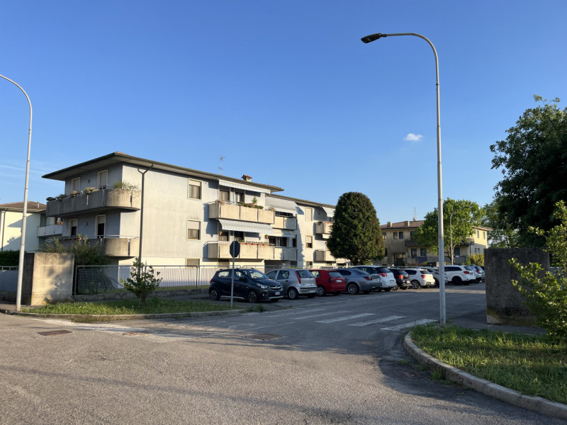 LONIGO: In posizione centrale e tranquilla, proponiamo in vendita un ampio appartamento quadriloc...