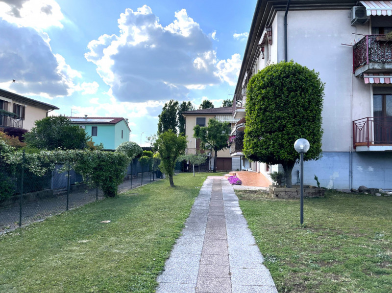 LONIGO: In posizione centrale e tranquilla, proponiamo in vendita un ampio appartamento quadriloc...