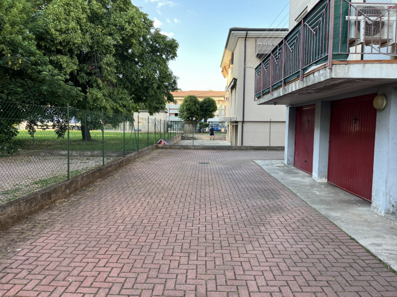 LONIGO: In posizione centrale e tranquilla, proponiamo in vendita un ampio appartamento quadriloc...