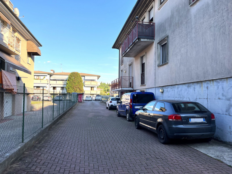 LONIGO: In posizione centrale e tranquilla, proponiamo in vendita un ampio appartamento quadriloc...