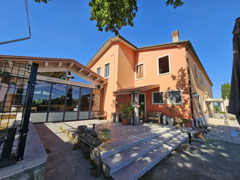Proponiamo in vendita, nel suggestivo contesto dei Colli Berici a Sarego, interessante opportunit...