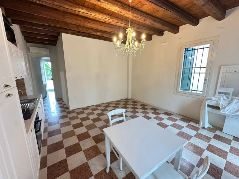 Affittasi mini appartamento arredato di cucina e camera matrimoniale, composto da soggiorno con c...