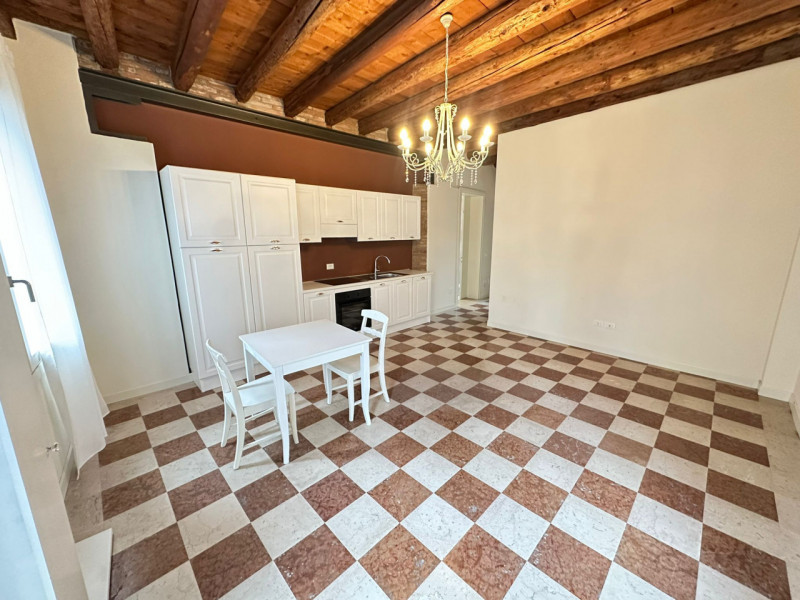 Affittasi mini appartamento arredato di cucina e camera matrimoniale, composto da soggiorno con c...