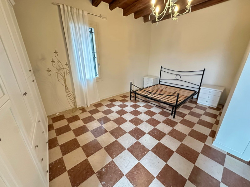 Affittasi mini appartamento arredato di cucina e camera matrimoniale, composto da soggiorno con c...