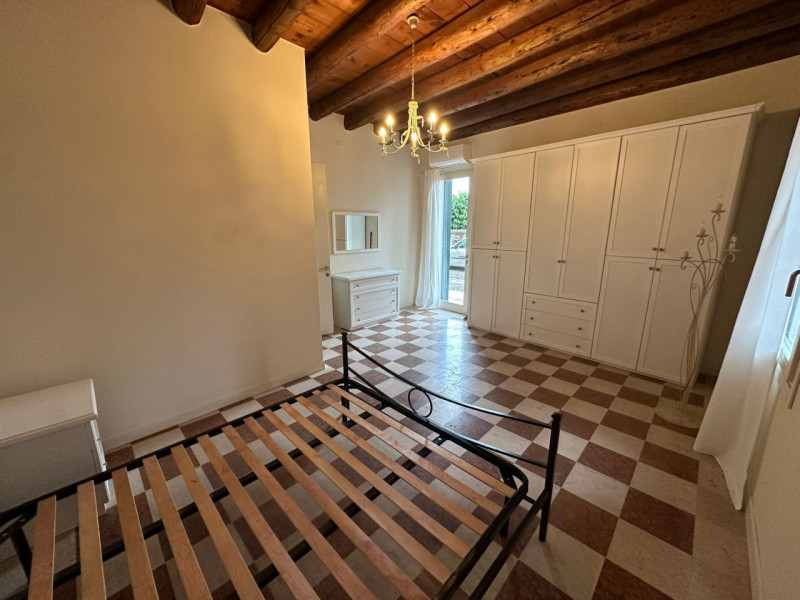 Affittasi mini appartamento arredato di cucina e camera matrimoniale, composto da soggiorno con c...