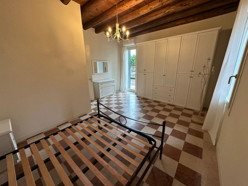 Affittasi mini appartamento arredato di cucina e camera matrimoniale, composto da soggiorno con c...