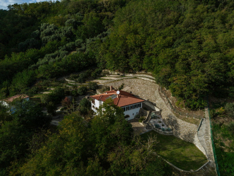 Galzignano Terme: Villa contemporanea situata in posizione aperta e panoramica; la proprietà di c...