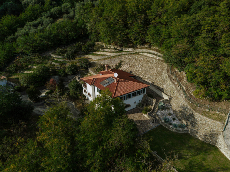 Galzignano Terme: Villa contemporanea situata in posizione aperta e panoramica; la proprietà di c...