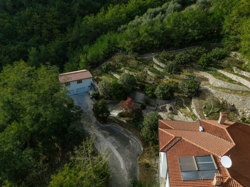 Galzignano Terme: Villa contemporanea situata in posizione aperta e panoramica; la proprietà di c...