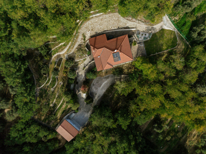 Galzignano Terme: Villa contemporanea situata in posizione aperta e panoramica; la proprietà di c...