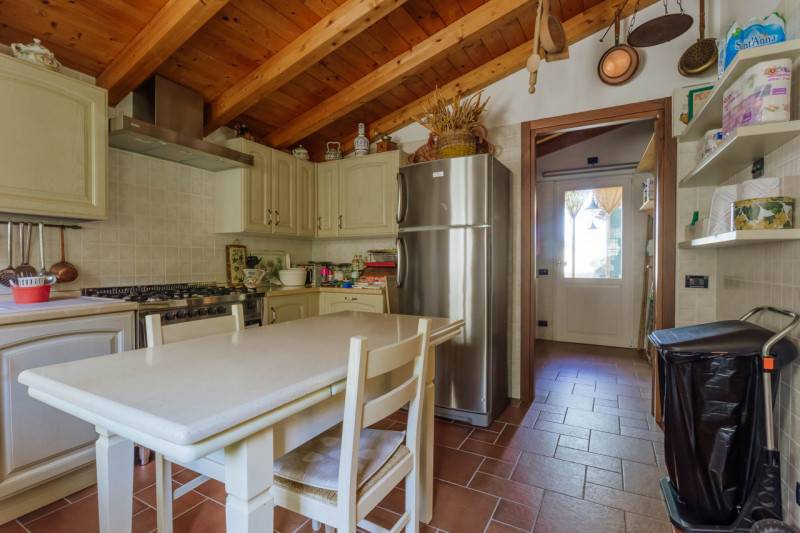 Galzignano Terme: Villa contemporanea situata in posizione aperta e panoramica; la proprietà di c...