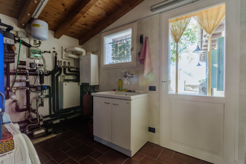 Galzignano Terme: Villa contemporanea situata in posizione aperta e panoramica; la proprietà di c...