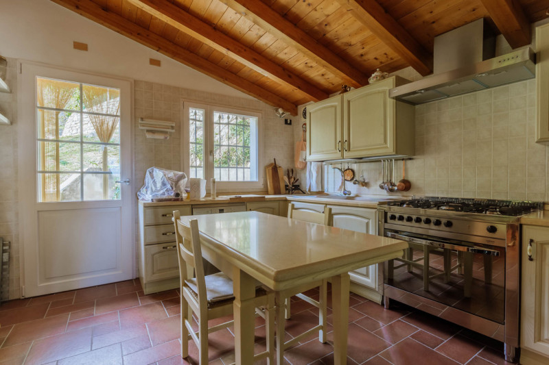 Galzignano Terme: Villa contemporanea situata in posizione aperta e panoramica; la proprietà di c...