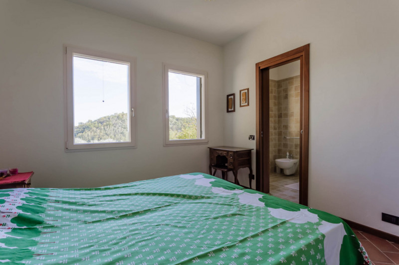 Galzignano Terme: Villa contemporanea situata in posizione aperta e panoramica; la proprietà di c...