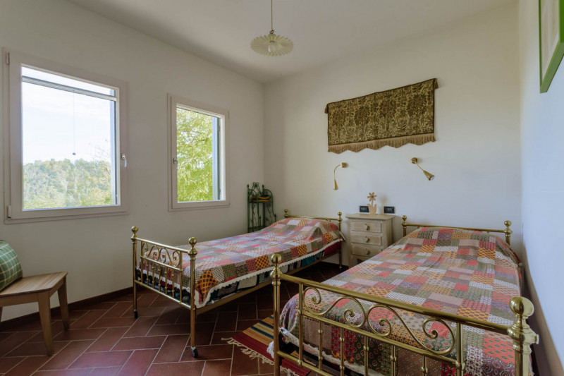 Galzignano Terme: Villa contemporanea situata in posizione aperta e panoramica; la proprietà di c...
