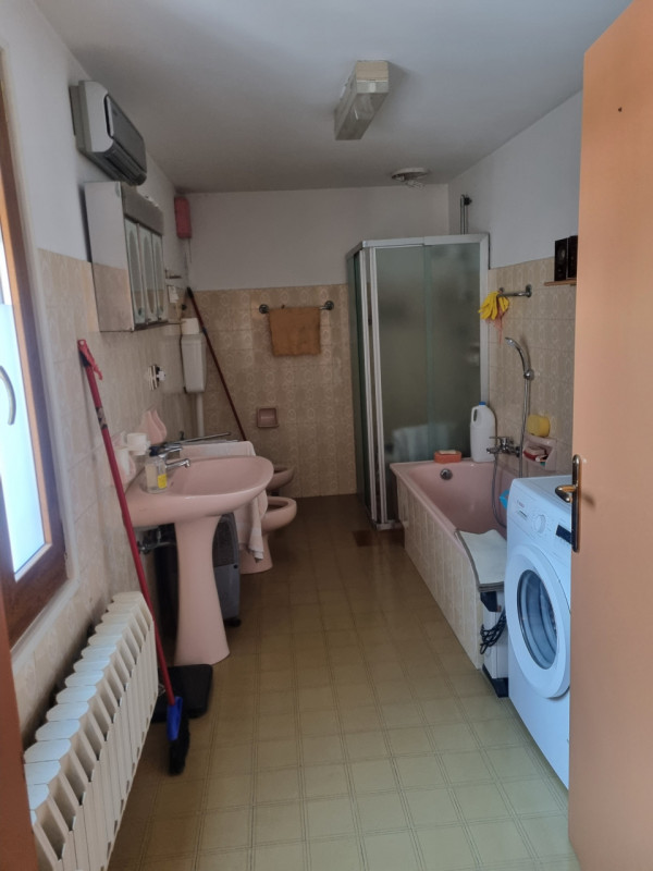 In vendita, proponiamo casa ACCOSTATA, completamente indipendente essa si distingue per la posizi...