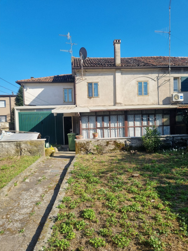 In vendita, proponiamo casa ACCOSTATA, completamente indipendente essa si distingue per la posizi...
