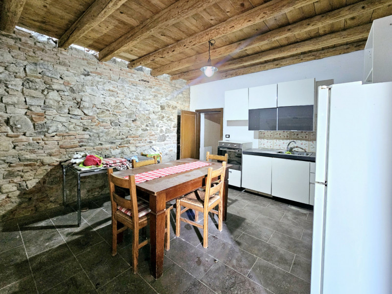Proponiamo in vendita abitazione indipendente in parte da ristrutturare, immersa nella tranquilli...