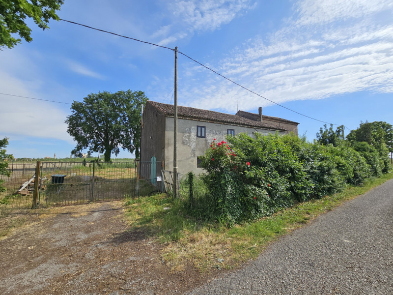 Proponiamo in vendita abitazione indipendente in parte da ristrutturare, immersa nella tranquilli...