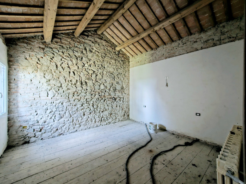 Proponiamo in vendita abitazione indipendente in parte da ristrutturare, immersa nella tranquilli...