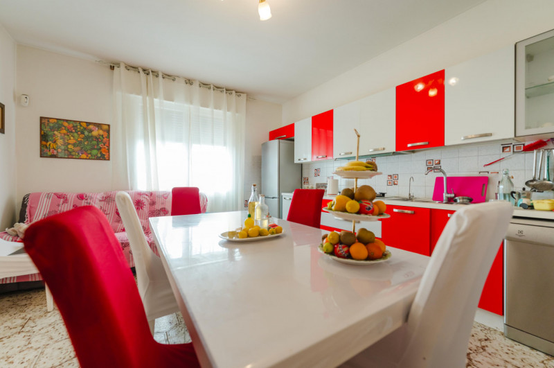 Proponiamo in vendita una splendida porzione di bifamiliare situata nella tranquilla e verdeggian...