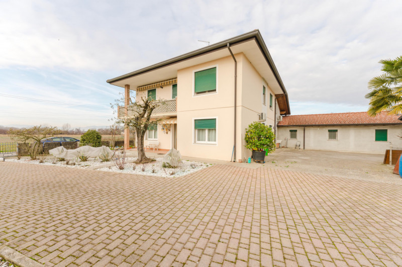 Proponiamo in vendita una splendida porzione di bifamiliare situata nella tranquilla e verdeggian...