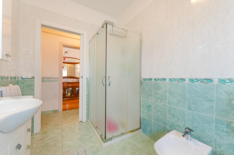 Proponiamo in vendita una splendida porzione di bifamiliare situata nella tranquilla e verdeggian...